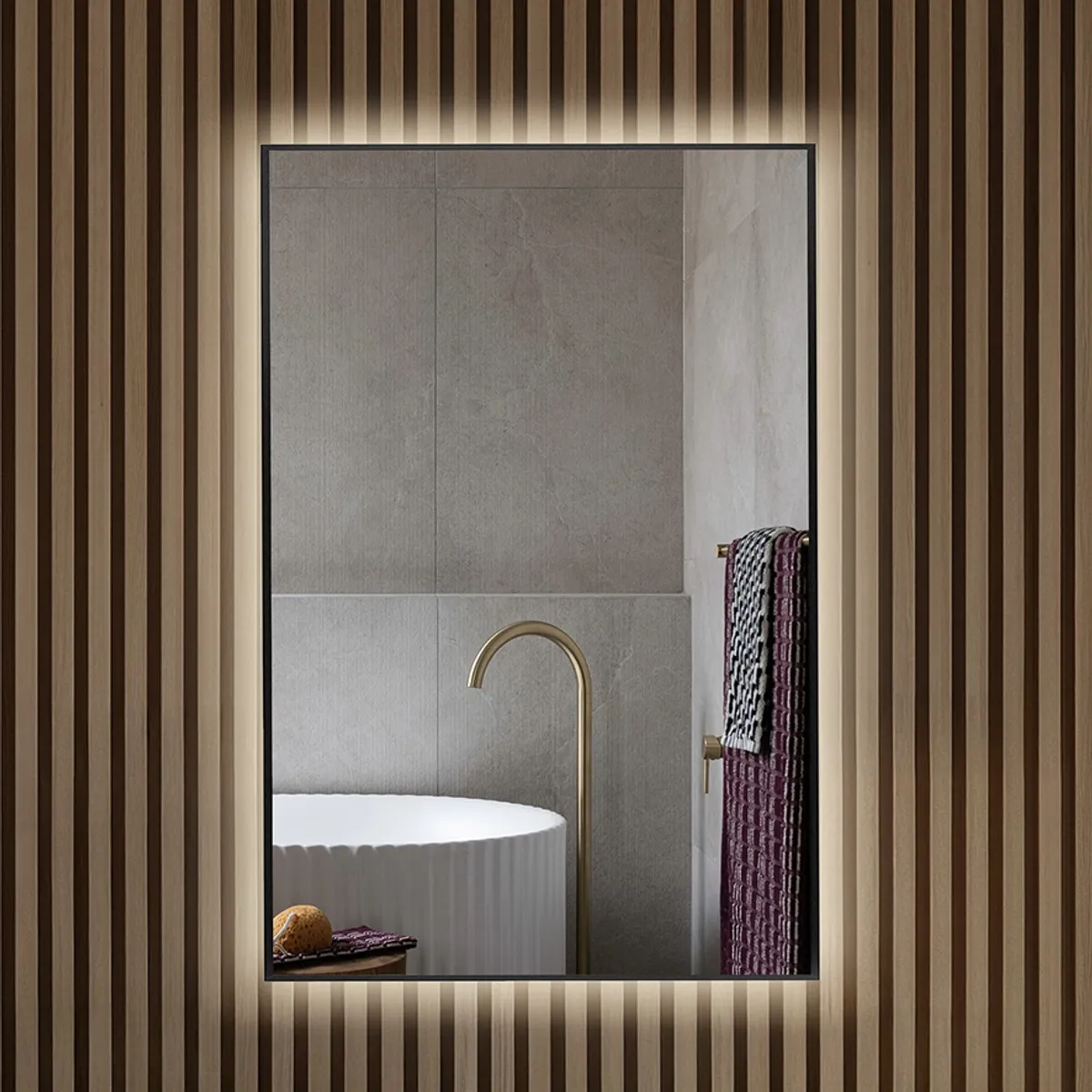 Badnor Saga baderomsspeil (80x120cm) m/lys og sort ramme