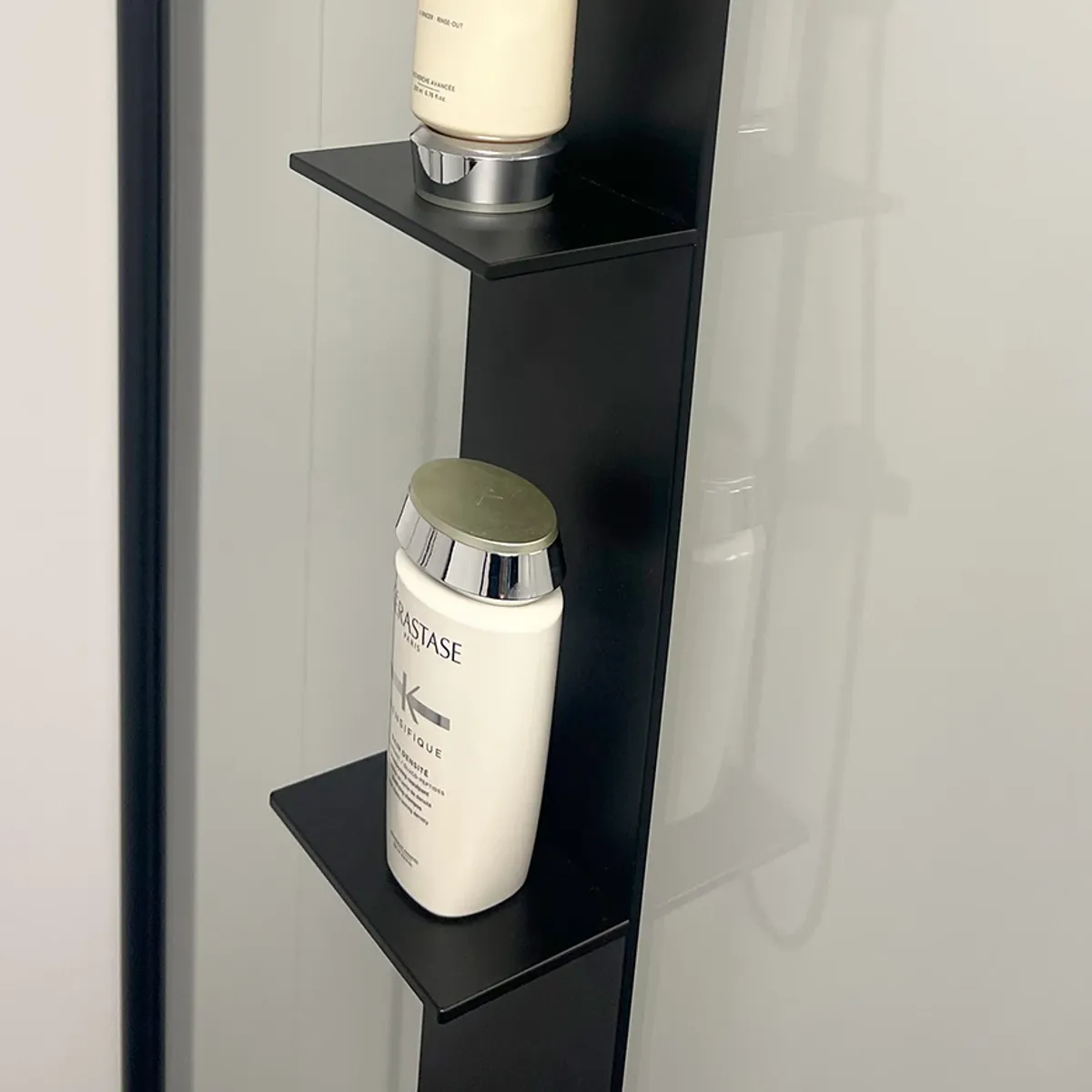 Badnor Shape dusjhylle, 755x120x100mm - MATT SORT aluminium